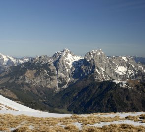 Pohled na Tanischbachturm 2 036 m n. m., Hoch Kogel 2 105 m n. m. a Kaiserschild 2 084 m n. m.