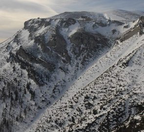 Pohled na výstupovou cestu k chatě Carl Ludwig Haus, úzký strmý žleb, a vrchol Heukuppe vpravo