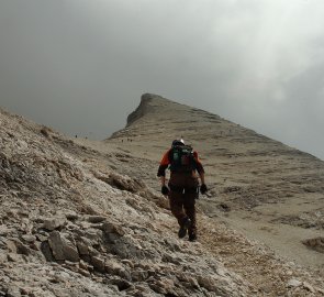 The last part of the climb to Tofana di Rozes leads in a dry forest