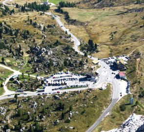 Letecký pohled z vrcholu hory Sass de Stria do sedla Passo Falzarego