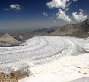 Pohled na obrovský ledovec Elbrusu zvaný Frozen Field