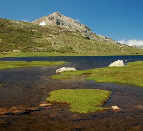 Horské jezero Nino na Korsice a hora Capu a u Tozzu