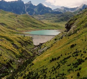 Pohled na hráz jezera Embalse de Escarra