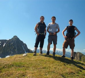 Vrchol Vordernberger Zinken 2 010 m n. m., v pozdadí Eisenerzer Reichenstein 2 156 m n. m.