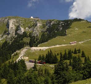 Pohled od salaší na horu Schafberg a vláčky