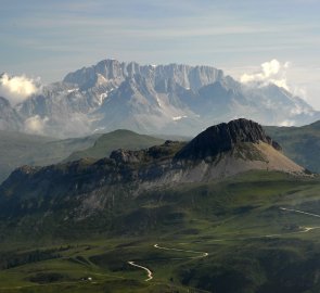 Pohled na jižní stěny masivu Marmolada