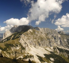 Pohled na horu Kalte Mauer 1 929 m. n. m. z vrcholu hory Hochblaser