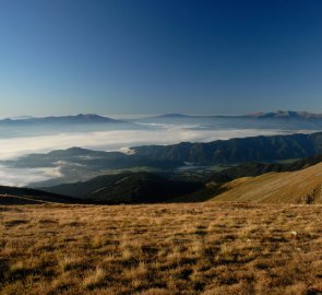 Ranní pohled do údolí, v pozadí pohoří Seetaler Alpen