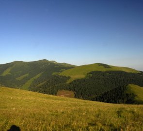 Večerní pohled na pohoří Suhard s nejvyšší horou Omu