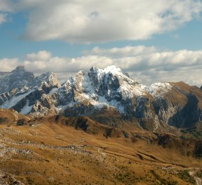 Pohled na horu Monte Cernera a Monte Pelmo