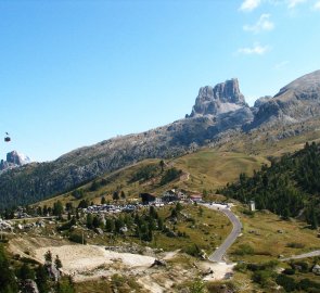 Silniční sedlo Passo Falzarego, v pozadí hora Averau