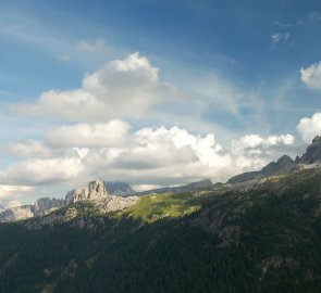 Pohled na horu Averau z cesty do sedla Passo Falzarego