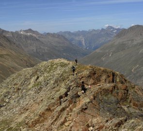 Sestup po hřebeni Marzellkamm k chatě Martin Busch Hütte