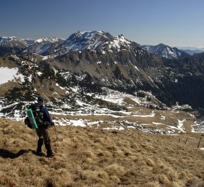 Sestup k salaším Moos Alm, v pozadí hlavní hřeben Eisenerzer Alpen