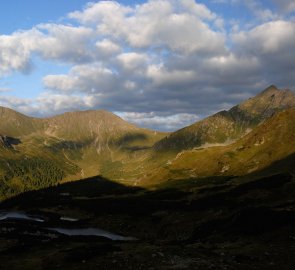 Ranní pohled na Gams Kogel a jezero Krugsee