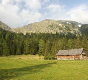 Salaše Schöneben Alm pod sedlem Hölltal Sattel