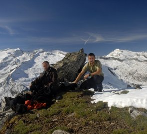 Odpčinek na hřebínku hory Grosser Hafner, v pozadí Hochalmspitze