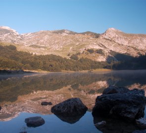 Jezero Trnovačko a pohoří Volujak