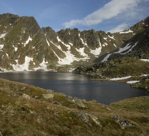 Jezero Weissen See ve Schladmingských Taurách