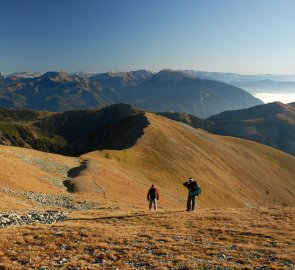 Sestup z hřebene do údolí, v pozadí Eisenerzer Alpen