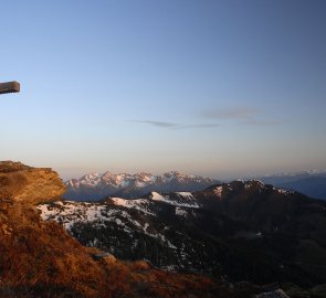 Vrchol Leistenhorn v ranním světle, v pozadí Rottenmanské Taury