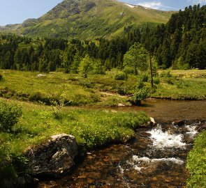 Horský potůček, v pozadí hora Kreis Kogel a hřeben, po kterém jsme stoupali na vrchol