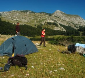 Bivak u jezera, v pozadí hřeben Volujak