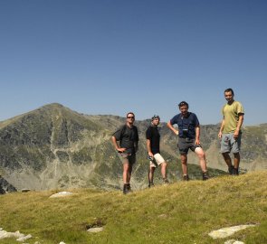 Odpočinek na hřebeni, v pozadí Parangul Mare