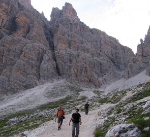 The final descent led along a wide footpath to the hut of A. Dibona