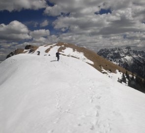 Sestup z vrcholu hory Grosses Maiereck, Ennstálské Alpy