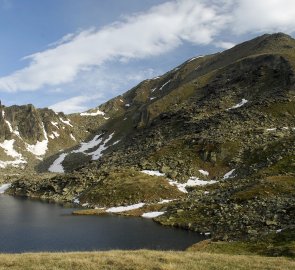 Jezero Weissen See a hora Grosser Knallstein ve Schladmingských Taurách