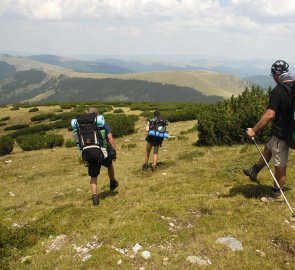 Sestup z hlavního hřebenu do zrádné kosodřeviny, která ani tentokrát nezklamala