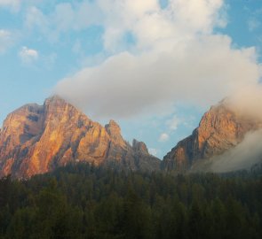 Tofana di Rozes a Tofana di Mezzo v posledních paprsích dne