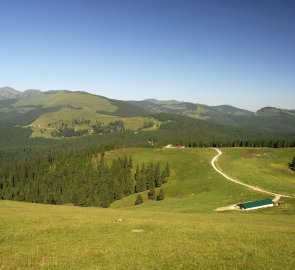 Sestup k sedlu Rotunda, protější svahy již patří pohoří Rodna