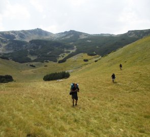 Pokračování sestupu do údolí po úspěšném proniknutí hustou kosodřevinou