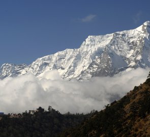 Zpětný pohled na klášter Tengboche a hřeben Kongde Ri