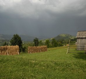 Krajina pod horami v blížící se bouři