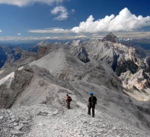 Na ferratě Ivano Dibona, v pozadí Croda Rossa 3 146 m.