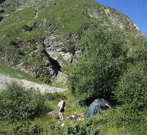 Stan jsme si postavili u potoka, kousek od spodních stanic lanovek