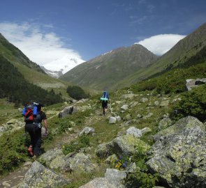 Cesta údolím Irik, v pozadí vykukuje východní vrchol Elbrusu 5 642 m n. m.