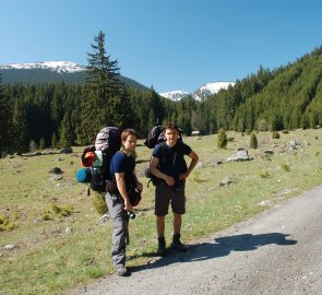 Cesta Jánskou dolinou, v pozadí vykukuje hřeben Nízkých Tater