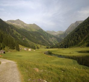 Jezero Riesachs See ve Schladmingských Taurách