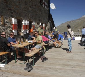 Odpočinek a pivko na terase chaty Martin Busch Hütte