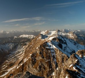 Pohled na hřeben Eisenerzských Alp, v pozadí Seckauské Taury