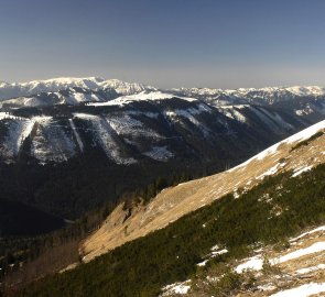 Pohled na pohoří Veitsch Alpe a Hochschwab během výstupu na Göller