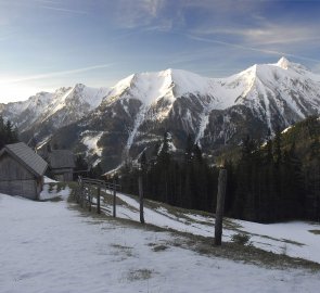 Salaše Obere Handl Alm, v pozadí Vordenberger Zinken a Eisenerzer Reichenstein