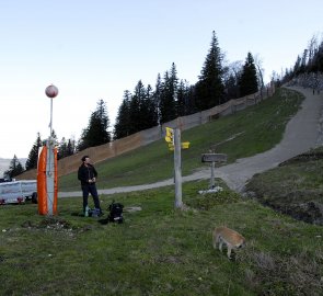 Odpočinek v sedle Riffel Sattel po náročném výstupu po sjezdovce