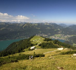 Pohled na salaše, u kterých je stanice zubačky a Wolfgangsee