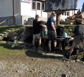 Snídaně a příprava na cestu v lyžařském středisku na úpatí Paringu