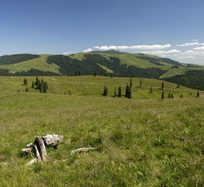 Pohled na pohoří Suhard během výstupu k jezeru L. Lala Mare